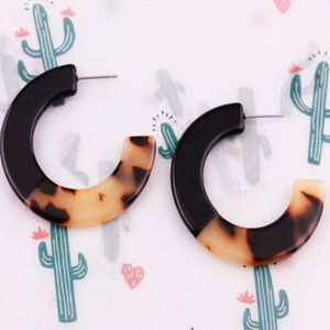{ELYE} skinny flat tortoise acrylic hoop earrings